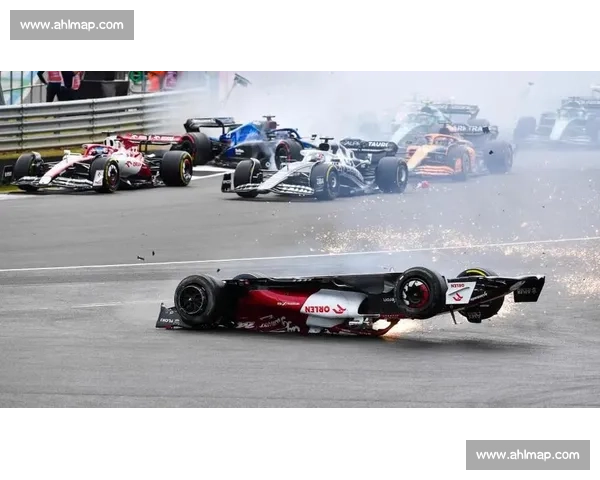 F1赛道惊险瞬间解析多车连环碰撞原因与应对措施