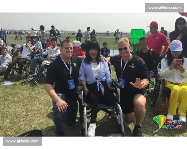 丽丽与芳芳展开激烈毽子比赛 谁能在这场比拼中脱颖而出